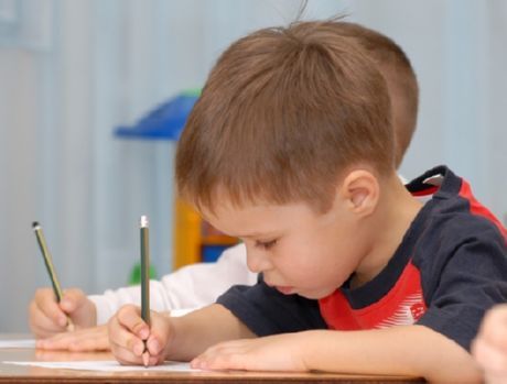 Как научить ребенка писать – это проблема многих молодых родителей