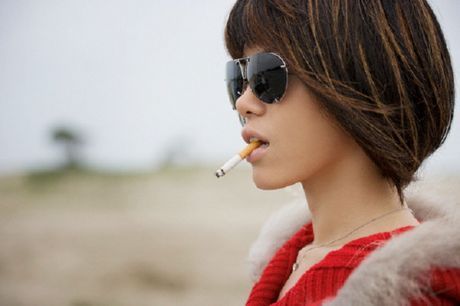 Женщины начинают курить так же рано, как и мужчины